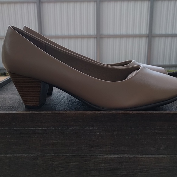 Womens Rounded Toe Pumps Block Heel  Beige Taupe - Picture 3 of 5